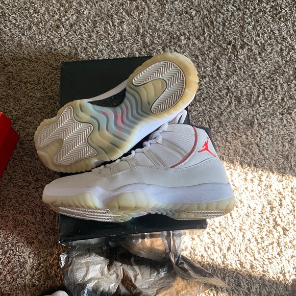 Jordan 11 platinum tint - Picture 2 of 3